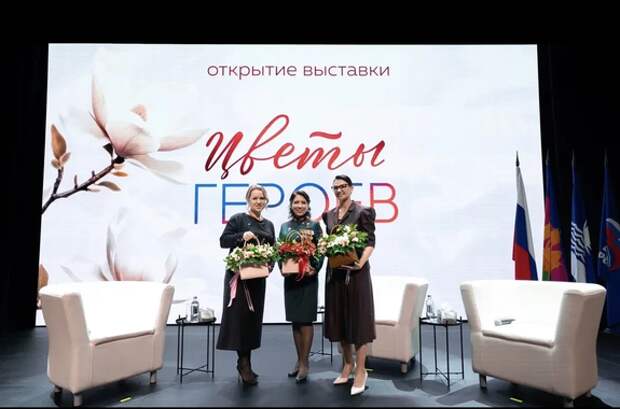 В Геленджике открылась фотовыставка, посвященная вдовам участников СВО