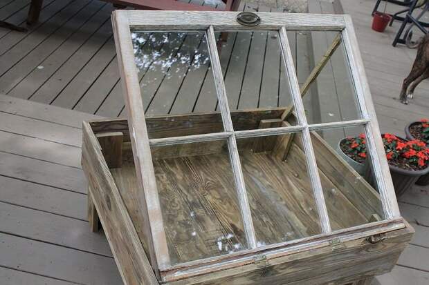 Оставшиеся после ремонта старые окна – полезный элемент, а вовсе не строительный мусор. Зная это, многие дачники специально выискивают рамы на свалках.-7