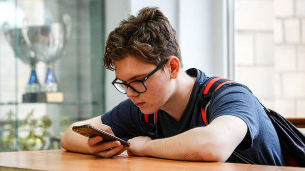 Заменяют сон: как соцсети крадут душевное спокойствие у подростков