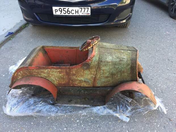 Но она принципиально отличается задней частью. Да и в передней части есть много отличий. авто, восстановление, газ, детский автомобиль, олдтаймер, педальный автомобль, реставрация, ретро авто