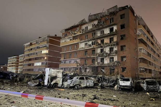 Последствия атаки беспилотника ВСУ на жилую многоэтажку в Адыгее сняли на фото