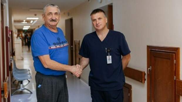 Пациент перед выпиской с торакальным хирургом-онкологом Алексеем Петровым / Фото: НМИЦ им. ак. Е.Н. Мешалкина Минздрава России