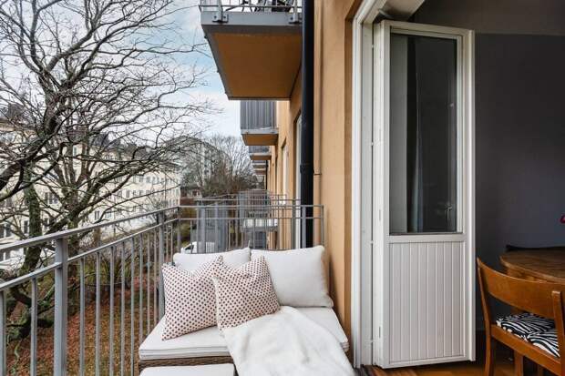 Так выглядят балкончики в этом доме. С одной стороны, любой балкон — приятный бонус к малогабаритной квартире. С другой стороны, тут как-то не по себе. Никакой приватности и возможности уединиться. Выйдешь с книжкой или кружкой кофе — и весь двор будет за тобой наблюдать