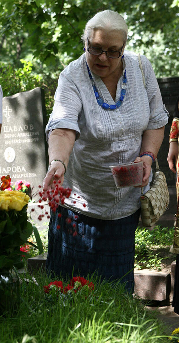 Шукшин похоронен. Могила Василия Шукшина. Могила Василия Шукшина на Новодевичьем кладбище фото.