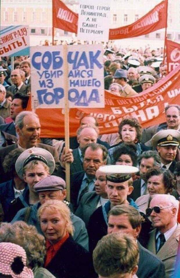 Ранее уже публиковал такие подборки фотографий об эпохах Хрущёва и Брежнева. А теперь — о менее долгой эпохе Горбачёва (1985—1991)...-74