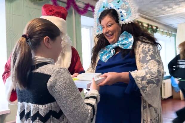 Экс-помощница Байдена лично поздравила детей в Кураховке с Рождеством