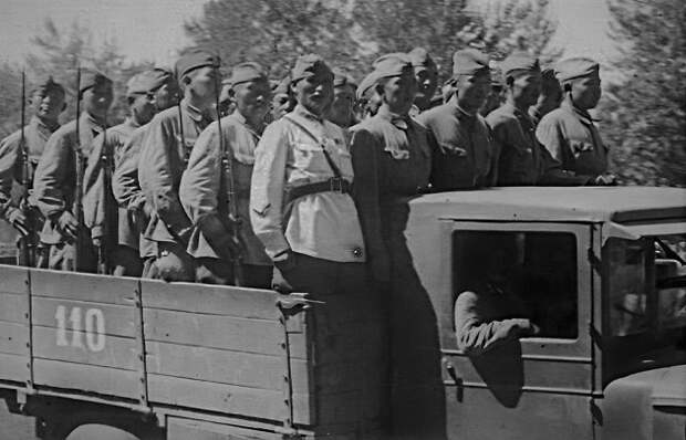 Первые добровольцы едут на фронт, фото 1943 года.