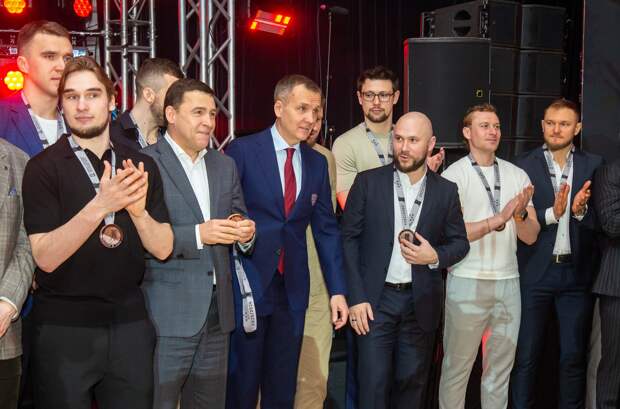 Вице-президент КХЛ Точицкий и губернатор Куйвашев наградили «Автомобилист» бронзовыми медалями. Это лучший результат в истории клуба