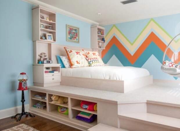 Зонирование подиумом. / Фото: houzz.ru