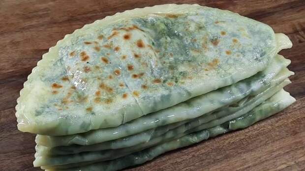 Мука, зелень, пара яиц: вот как готовятся вкуснейшие кутабы