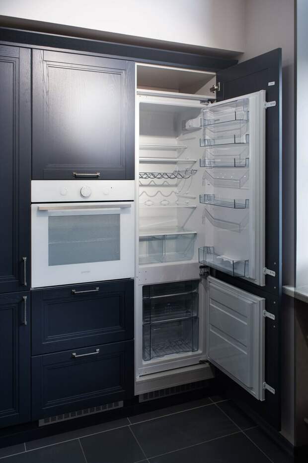 Кухня МАНЧЕСТЕР (массив+эмаль) со встроенным двухкамерным холодильником. Фото в салоне