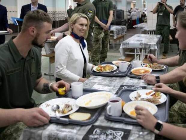 Посол США Бринк сделала фото в столовой ВСУ в Киеве, не скрывая брезгливости