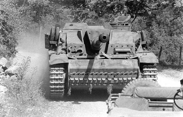 Солдаты 45-й пехотной дивизии (45th Infantry Division) США перегоняют захваченную САУ вермахта StuG III Ausf. G. САУ с личным именем «Jutta». Перед САУ следует джип Willys MB.Время съемки: июнь 1944 Веллетри, Италия Великая Отечественная Война, СССР, военная техника, германия
