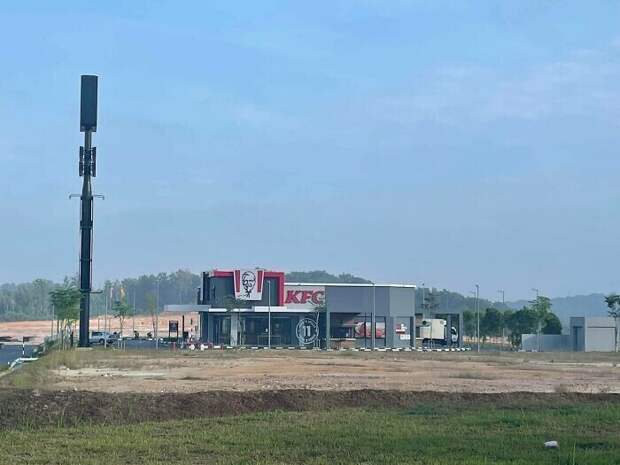 Новый ресторан KFC, построенный на фоне вырубленного дождевого леса в Малайзии. Скоро вокруг него вырастет город Новый ресторан KFC, построенный на фоне вырубленного дождевого леса в Малайзии. Скоро вокруг него вырастет город