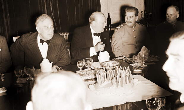 Званый обед в британском посольстве в Тегеране по случаю дня рождения Черчилля, 30 ноября 1943 года: Рузвельт, Черчилль, Сталин и торт с 69 свечами (Imperial War Museums) - Тост за ленд-лиз | Военно-исторический портал Warspot.ru