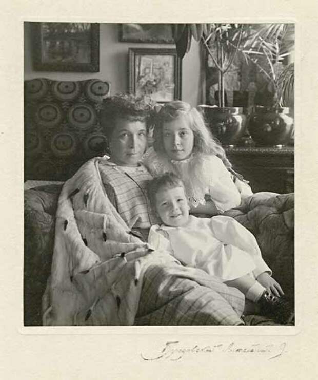 Любовь Павловна Гриценко-Бакст (Третьякова) с дочерью Мариной и сыном Андреем. 1910 год.