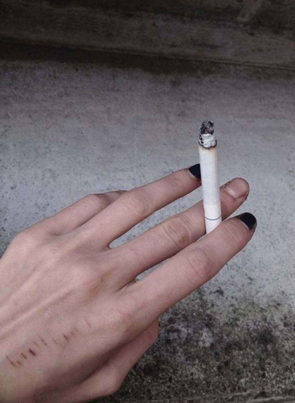 Фотография сигареты в руке