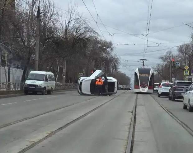 В Самаре на трамвайных путях перевернулась иномарка