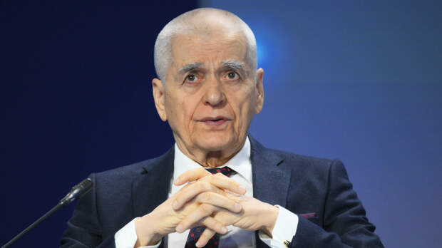 Онищенко оценил риски для здоровья, если лизать лед Байкала