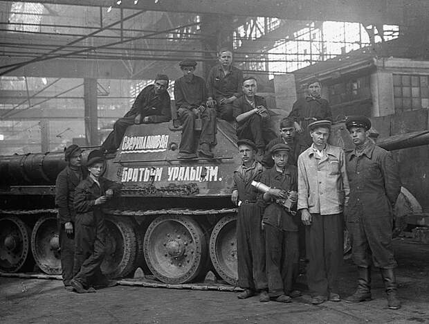 Рабочие в цехе стоят около самоходного орудия САУ СУ-122, изготовленного сверх плана для воинов-уральцев. Великая Отечественная Война, СССР, военная техника, германия