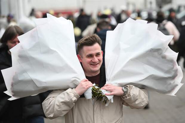 «Стремимся вернуть себе радость» Россияне стали чаще покупать цветы. Почему цветочные магазины при этом закрываются по всей стране?