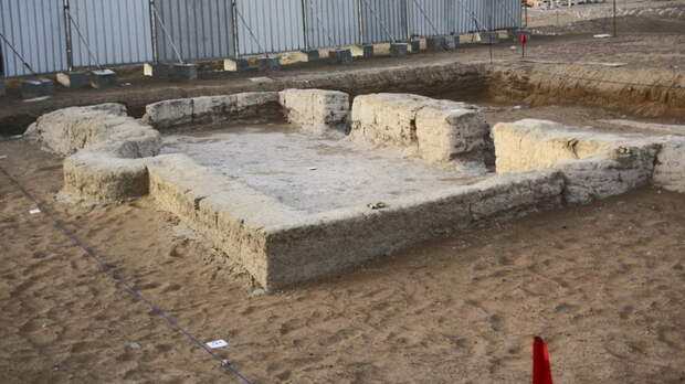 На территории города Аль-Айн, основанного рядом с оазисом, обнаружены следы одной из старейших мечетей - возрастом около 1000 лет