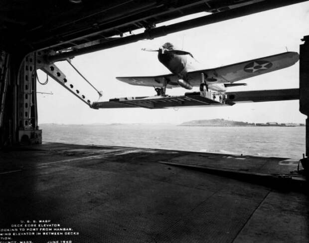 Как самолеты умудрялись садиться на авианосцы времен Второй мировой войны, если места почти не было