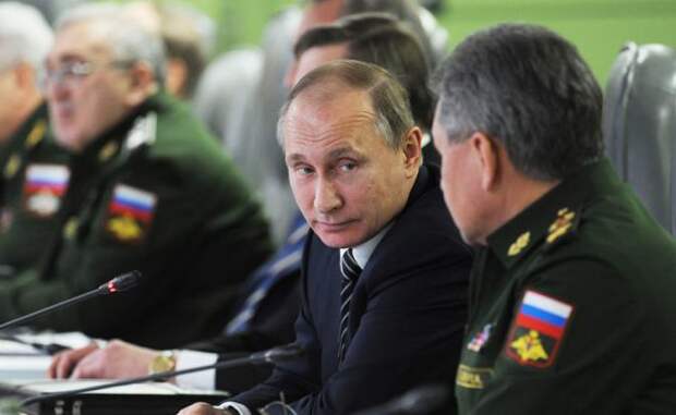 На фото: президент РФ Владимир Путин и министр обороны РФ Сергей Шойгу (слева направо на первом плане)