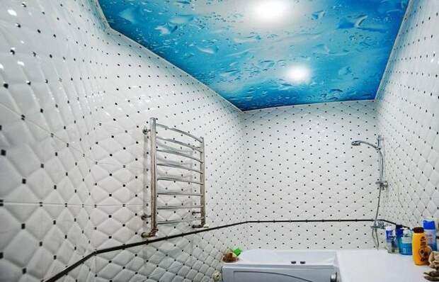 Натяжной потолок в ванной: да или нет