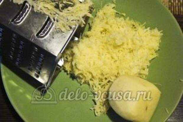 Картофельные драники с мясом: Натереть картошку