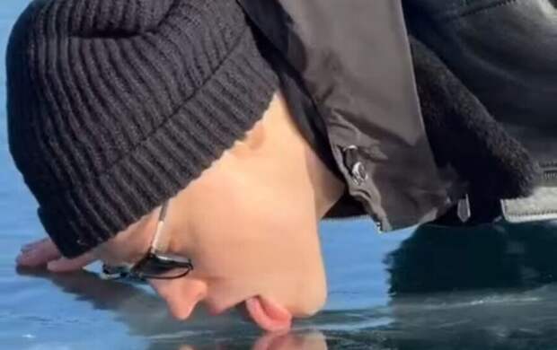 Shaman показал на видео, как облизывает замерзший Байкал