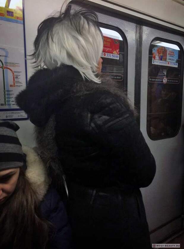 Женщина в метро стрижка