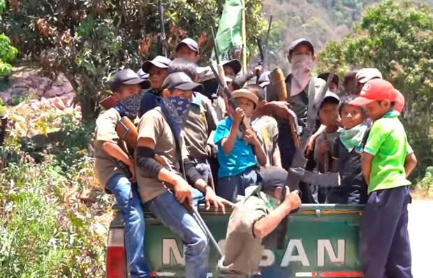 В Мексике мальчиков учат использовать оружие для борьбы с наркокартелями