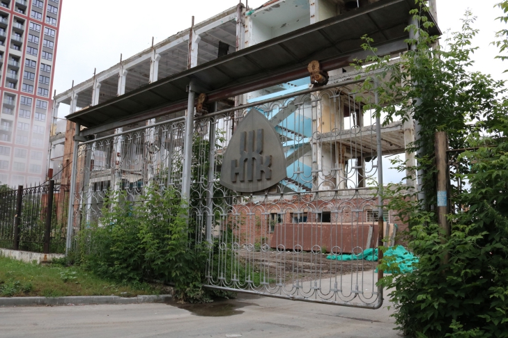 Остатки Новосибирского жиркомбината сносят на улице Семьи Шамшиных