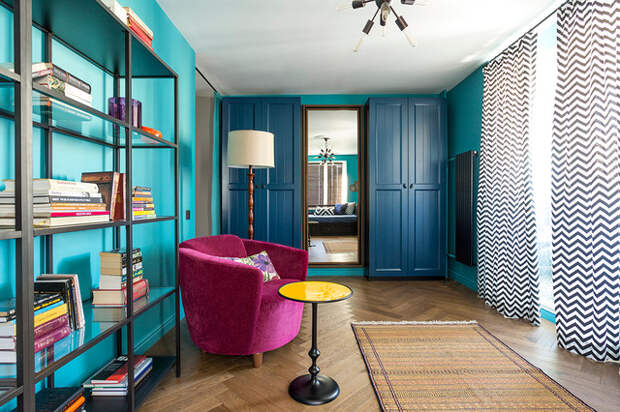 Обилие голубого цвета отвлекает от реальных размеров комнаты. / Фото: home-design.ru