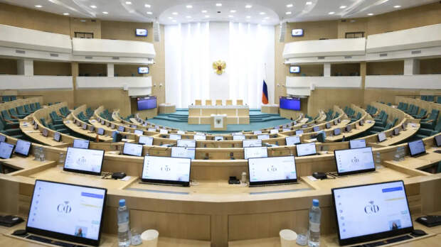 "Только по рождению": Правительство России готовит новый механизм запрета на занятие госдолжностей - источник