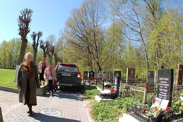 Петербуржец припарковал свой автомобиль возле могил volvo, авто, автохам, быдло, парковка