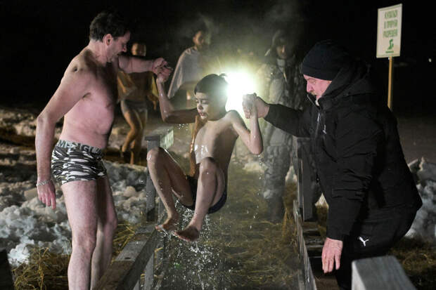 Врач Шахмарданов: окунание в прорубь в стоячей воде может вызвать отит