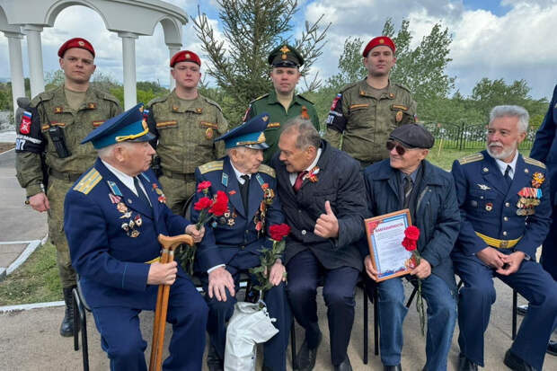 Военные полицейские ЦВО поздравили ветерана Великой Отечественной войны с праздником в Саратове