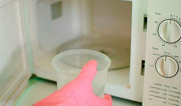 Тарелка с содой, заполненная на треть, поможет безопасно очистить микроволновку от гари