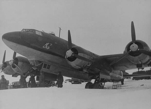 Немецкий дальний разведчик-бомбардировщик FW 200 «Кондор», захваченный советскими войсками на аэродроме Питомник (район Сталинграда). Январь 1943 г. вов, военное, интересное, история, трофеи, фото