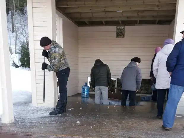 В Петрозаводске родники очищают от наледи