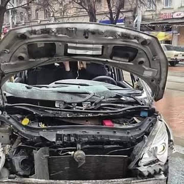 Житель Одессы завел уничтоженную после прилета машину и молча на ней поехал