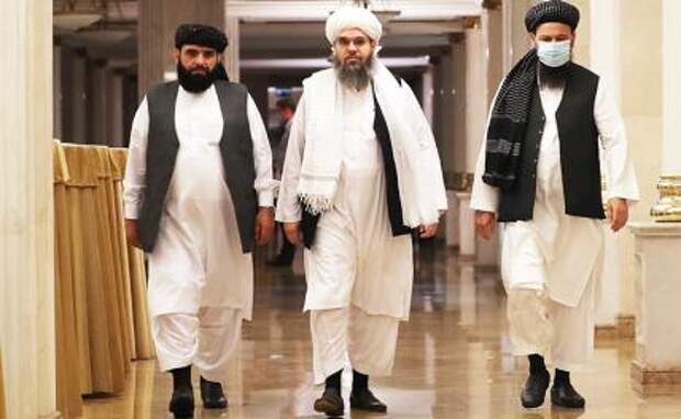 На фото: представители делегации политического офиса движения "Талибан" (запрещено в РФ) Сохайль Шахин, Шахабуддин Делавар и Латиф Мансур (слева направо) перед началом пресс-конференции в гостинице "Рэдиссон".