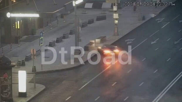 Момент ДТП с участием спорткара в центре Москвы попал на видео 