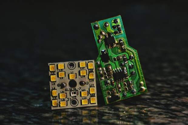 Созданы гибко-жесткие платы для космических спутников с книжной компоновкой