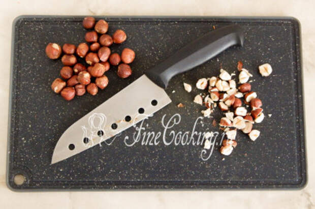 Очищенный фундук или любые другие орехи просто порубим ножом, чтобы получились крупные кусочки