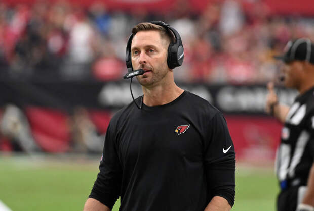 Kliff Kingsbury on the sidelines