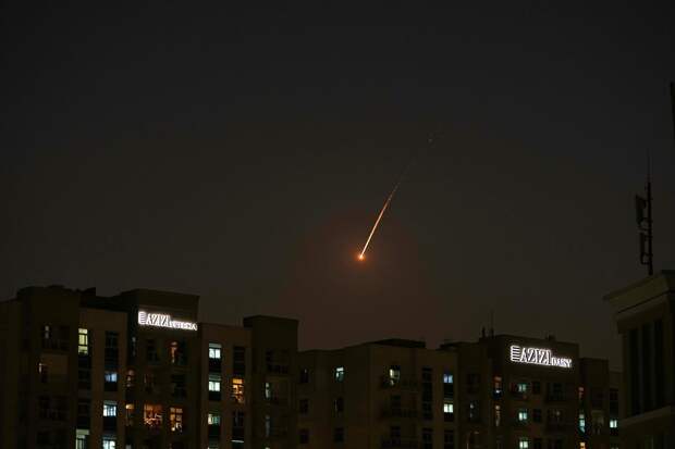 Очевидцы сняли ракетный дождь над островом «Пальма Джумейра» в Дубае