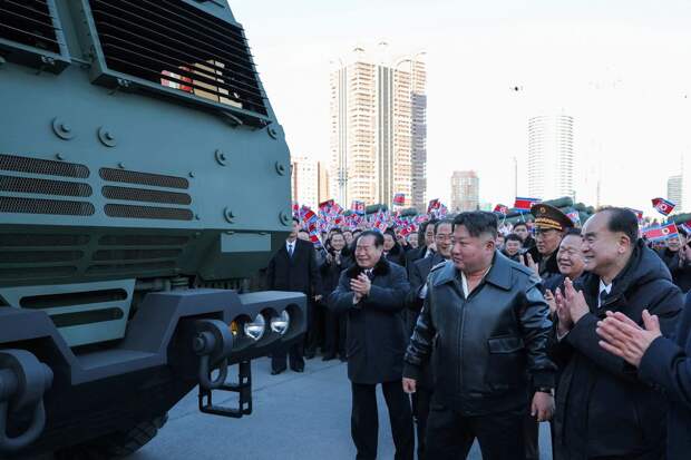 Ким Чен Ын прокатился за рулем новой крупнокалиберной РСЗО, его сняли на фото